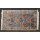 Orientteppich aus Kaschmirseide. 20. Jh., ca. 190x123 cm kassettiertes Innenfeld mit