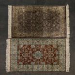Zwei Teppiche aus Seide. 20 Jh., jeweils ca. 120x77 cm mit floraler Musterung. Gebrauchsspuren