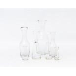 7 gläserne Karaffen (40 ml - 1 l) - eine Karaffe (0,25 l) mit Eichsiegel aus Glas, die vier