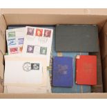 Briefmarken - Kleiner Karton mit 3 Alben, kleinen Einsteckbüchern und Tüten. Alle Welt, vorwiegend
