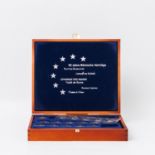 Euromünzen mit GOLD - Box "50 Jahre Römische Verträge", 51 x 2 Euro, dazu Medaille in Gold ca. 3,6 g