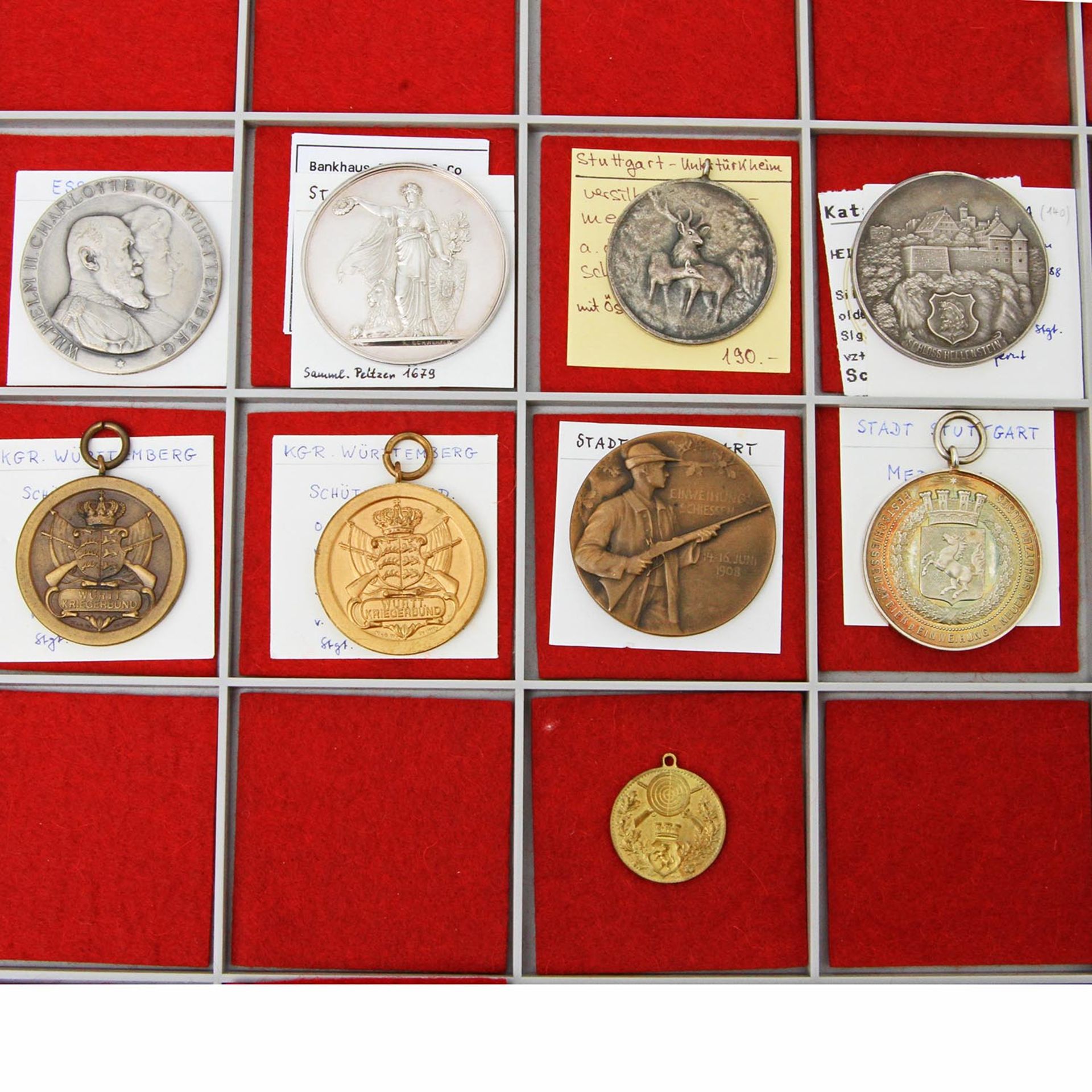 Schützenmedaillen auf Tableau - Konvolut 9 Stück, darunter a) Schützenmedaille 1911 Esslingen, auf