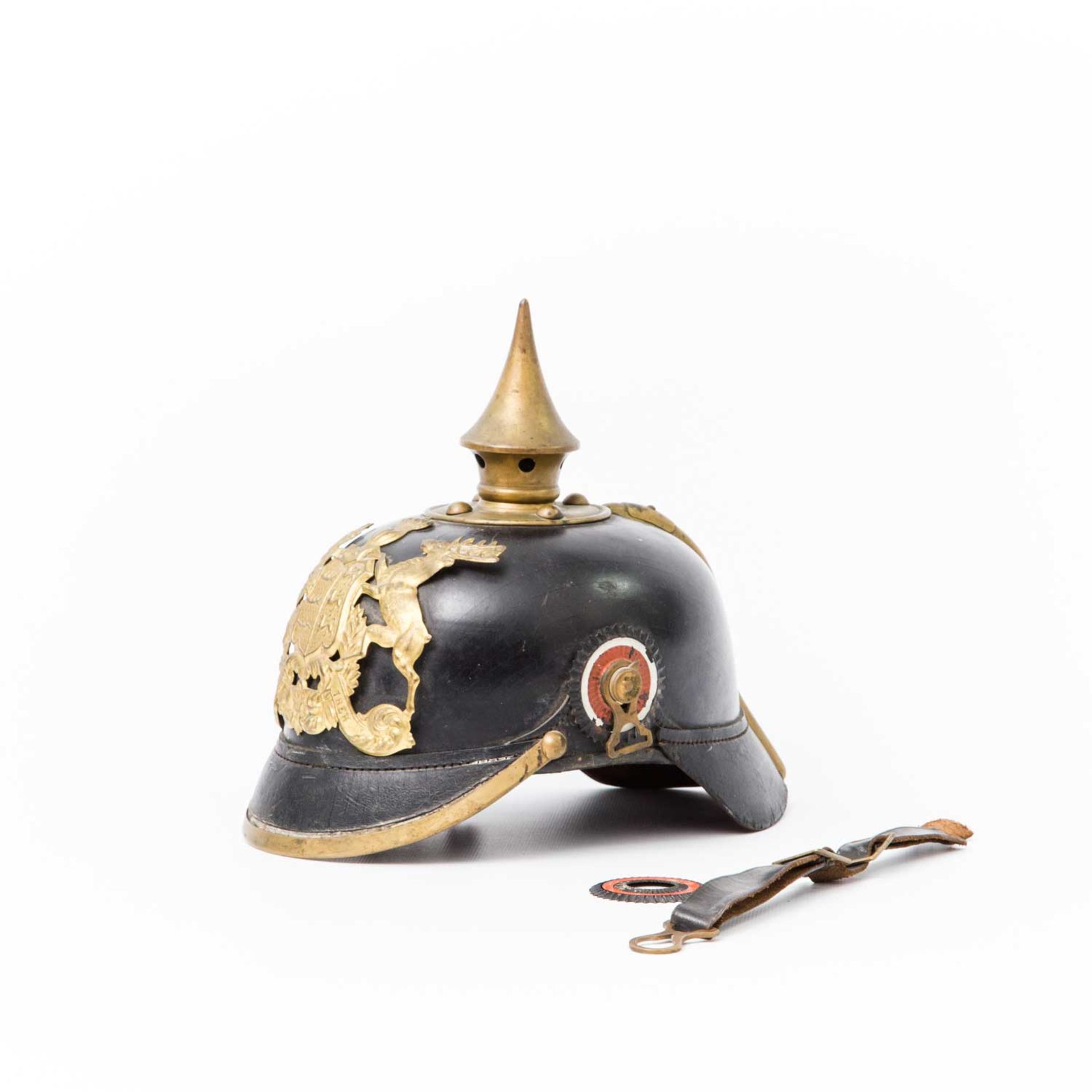 Württemberg - Pickelhaube um 1900 mit Devise "FURCHTLOS UND TREW", 1 Kokarde fehlt und Kinnriemen