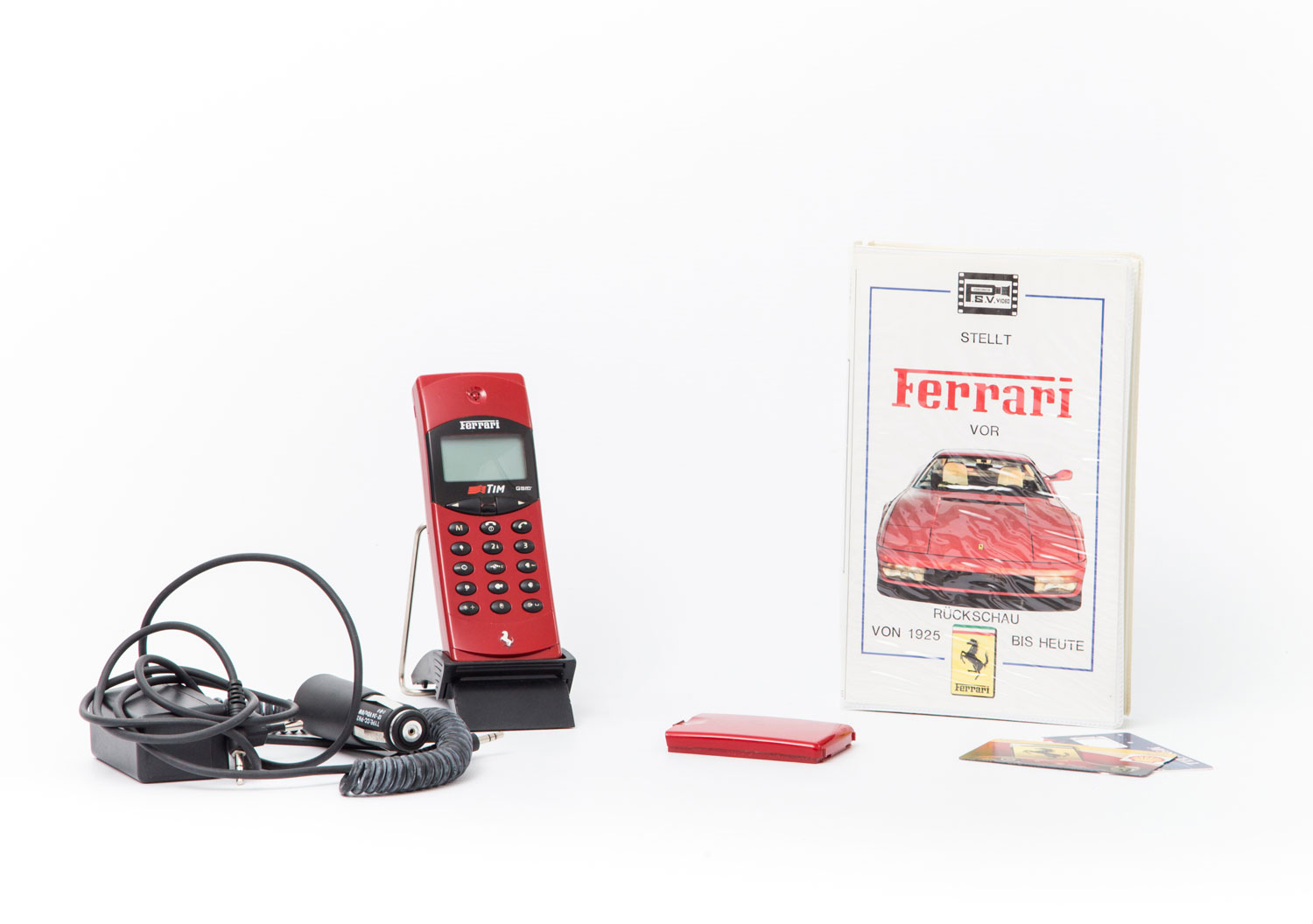 FERRARI - Zweiteiliges Konvolut für Ferrari-Liebhaber - Mobiltelefon + VHS, Retro-Mobiltelefon im