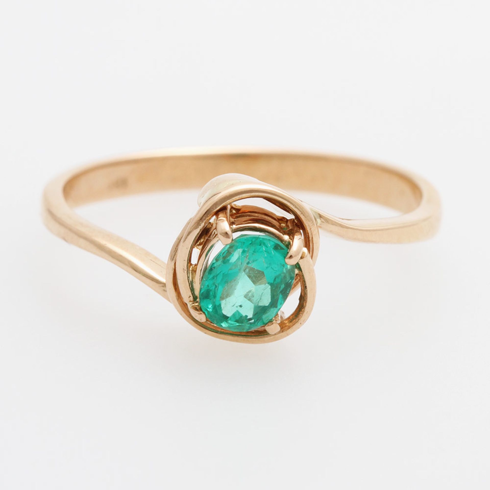 Damenring besetzt mit einem ovalfac. Smaragd in feiner Farbe. RG 18 K. Ringgröße ca. 57,5. (