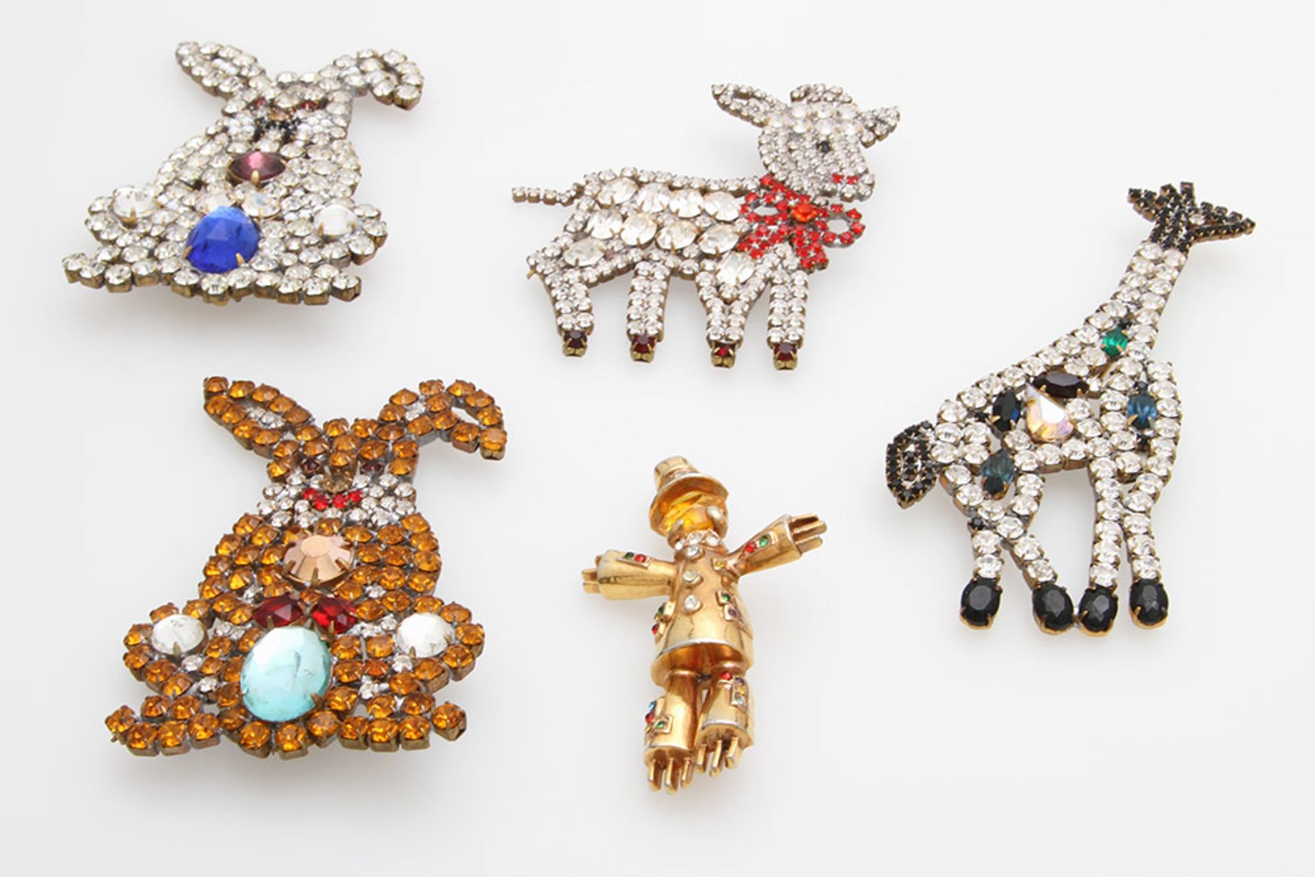 Modeschmuck-Set: 5 Broschen m. versch. Motiven. 2 Hasen, 1 Lamm, 1 Giraffe, 1 Vogelscheuche. Besetzt