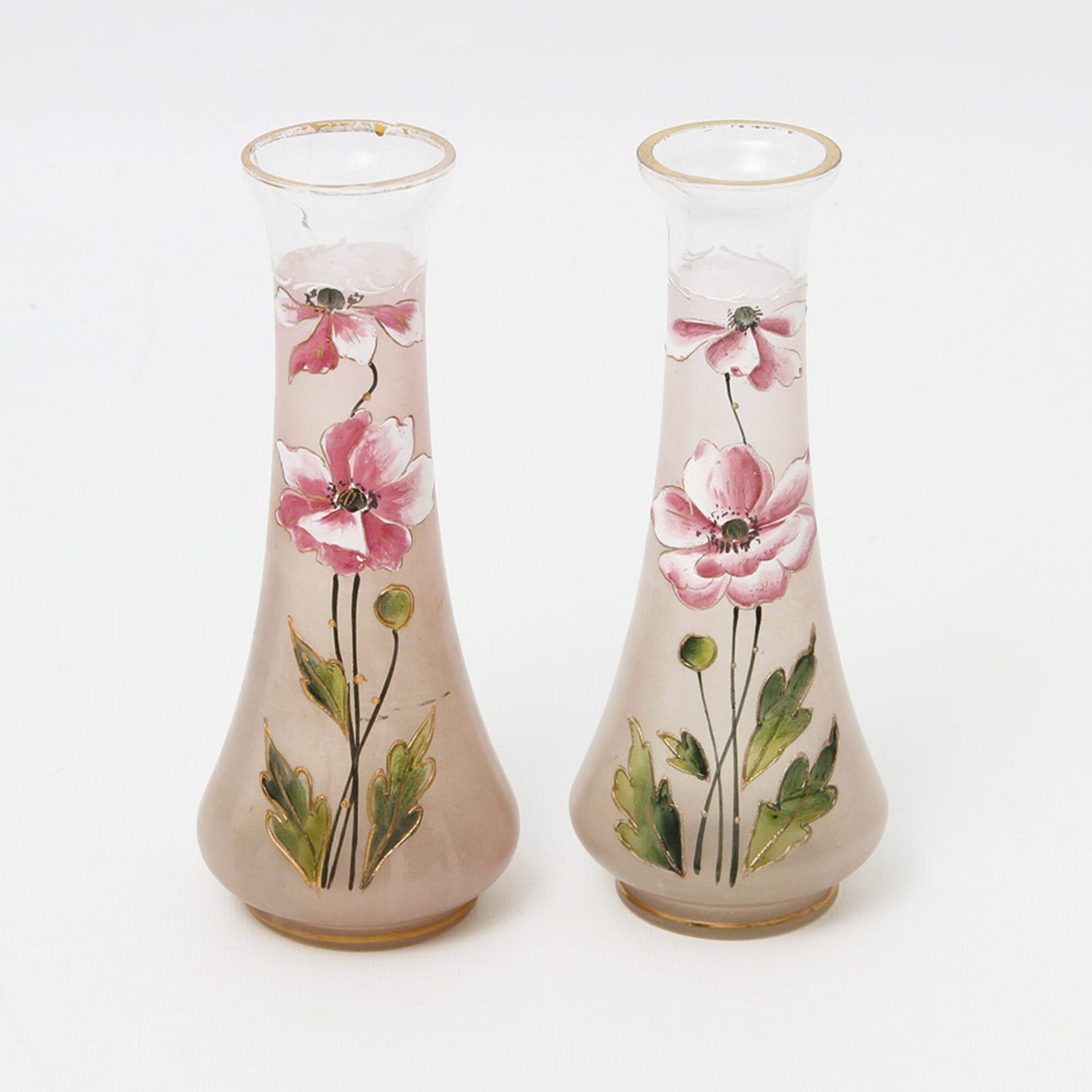 Paar Jugendstilväschen, wohl um 1920. Klarglas mit rosafarbenem Mattglasüberfang, darauf feiner,