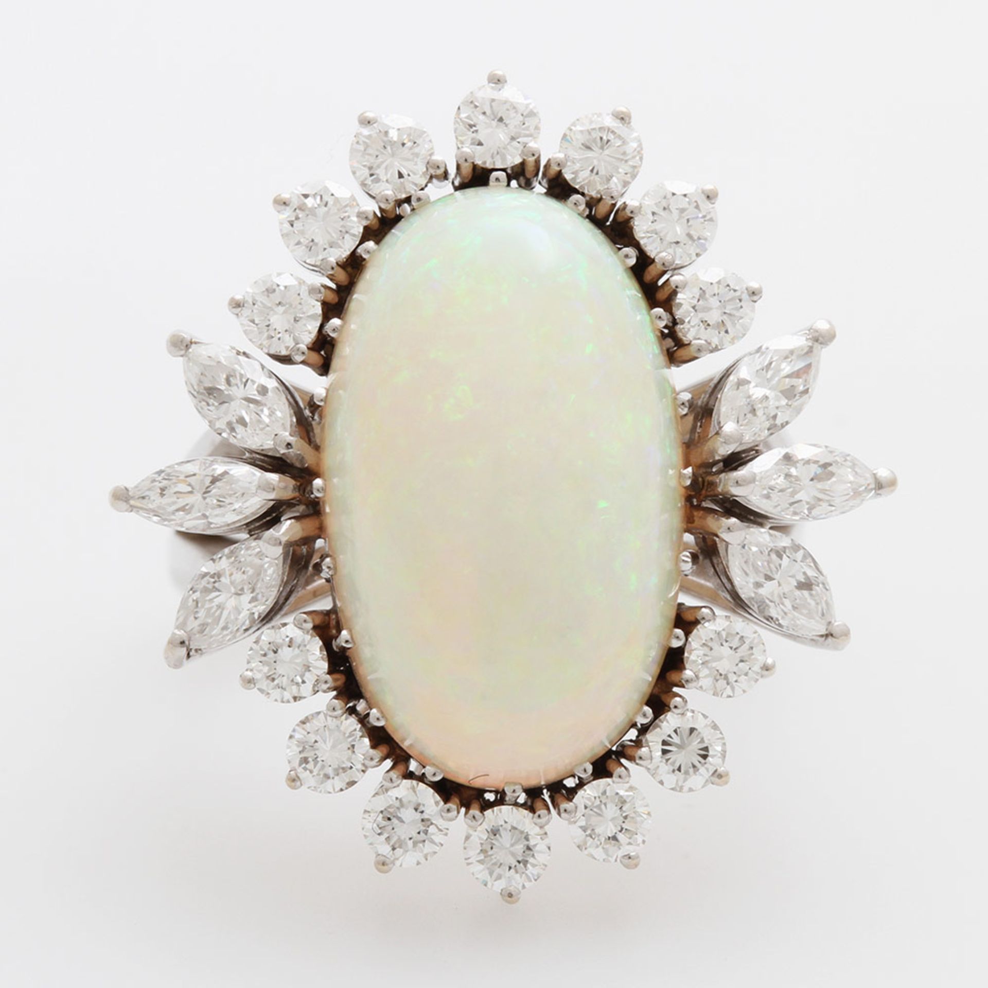 Damenring mit Opal-Cabochon u. Diam. im Navette- u. Brillantschliff zus. ca. 2ct (punziert) LEICHT