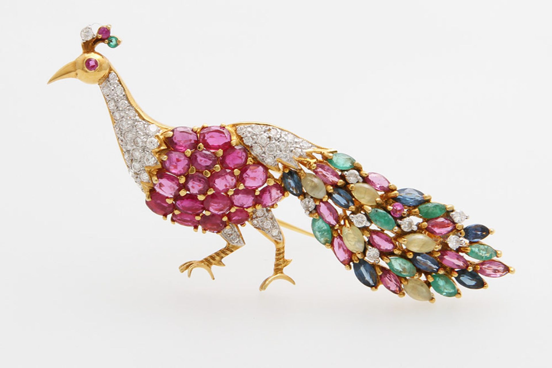 Brosche "Pfau" besetzt mit Rubinen, Saphiren, Smaragden u. Diam. zus. ca. 0,3ct WEIß / PI. GG 14K.