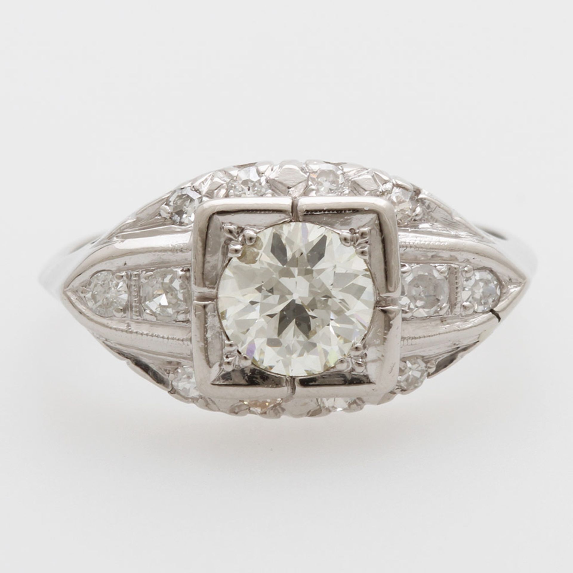 Damenring bes.m. 1 Altschliff-Diam. ca. 1ct sowie weiteren kleineren Diam. zus. ca. 0,2ct WEIß -