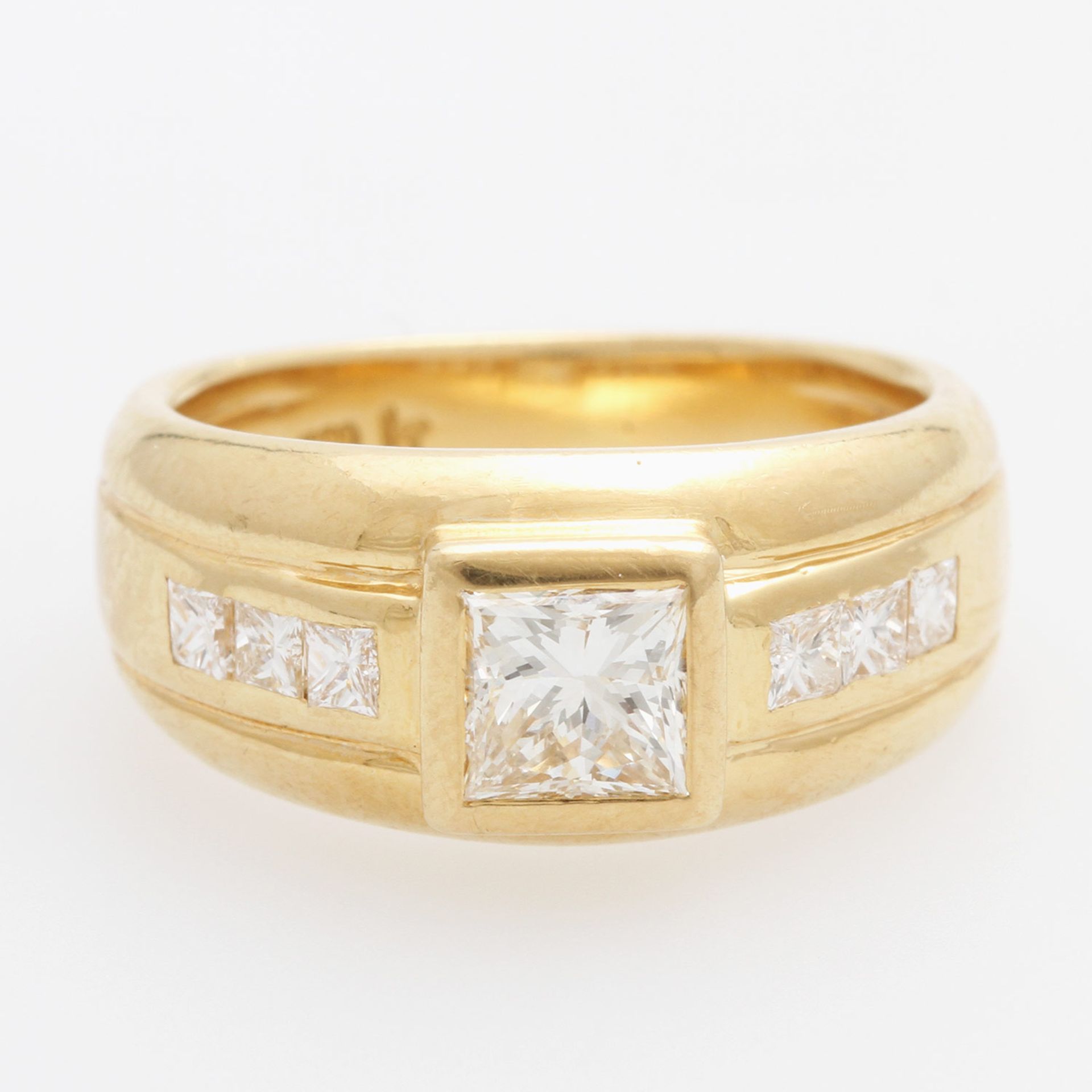 Ring mit Diamanten im Prinzesscut, Mittelstein 0,9 ct., getöntes Weiß/ VS, 6 Diam. zus. ca. 0,39ct.,