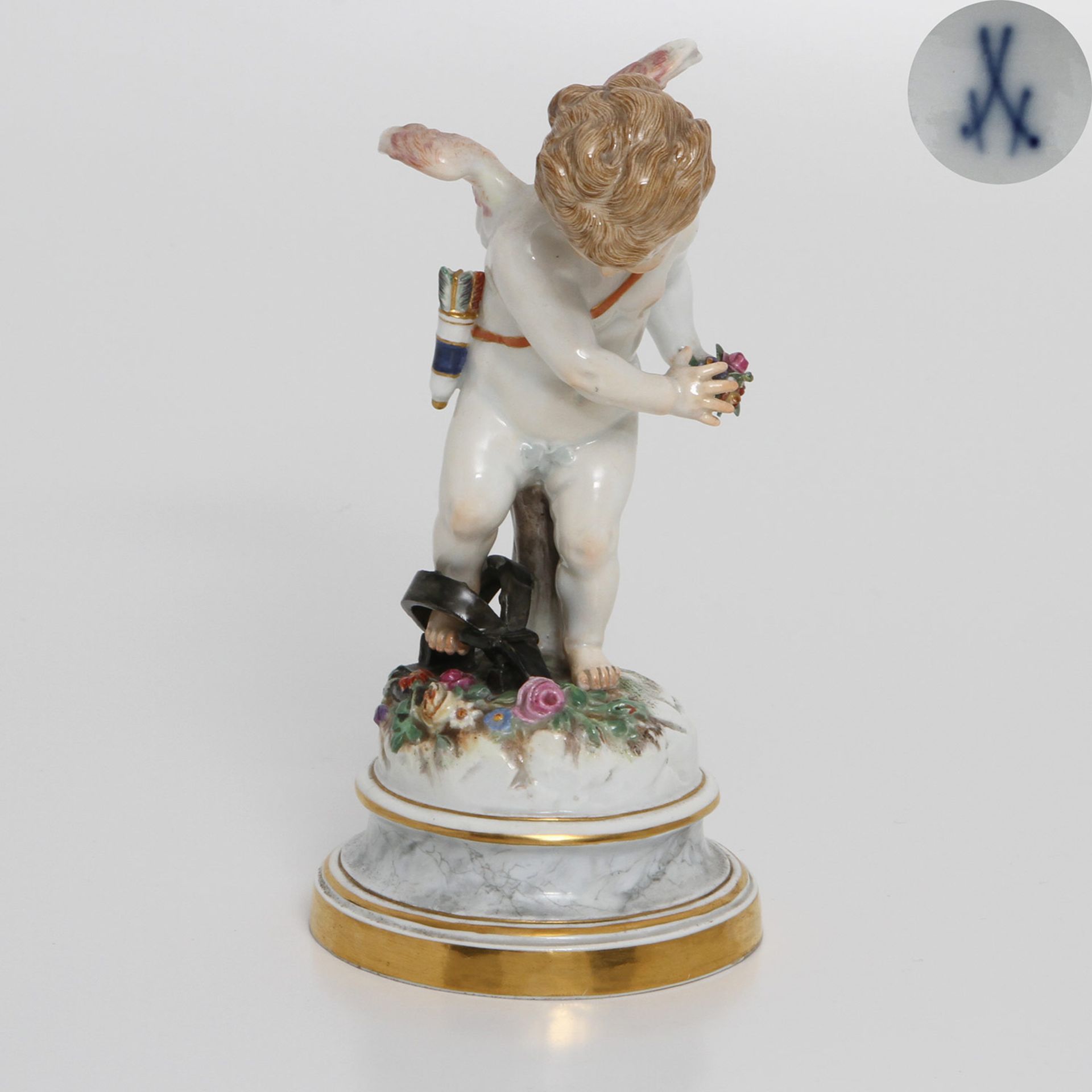 MEISSEN Figur "Amor in der Falle", 19.Jh., Modell von H. Schwabe, farbig bemalt, Goldstaffage, blaue