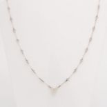 Collier mit Diamant ca. 0,8ct., Triangelschliff. Leicht getöntes Weiß/ PI, kleine Kerben. WG 14K,