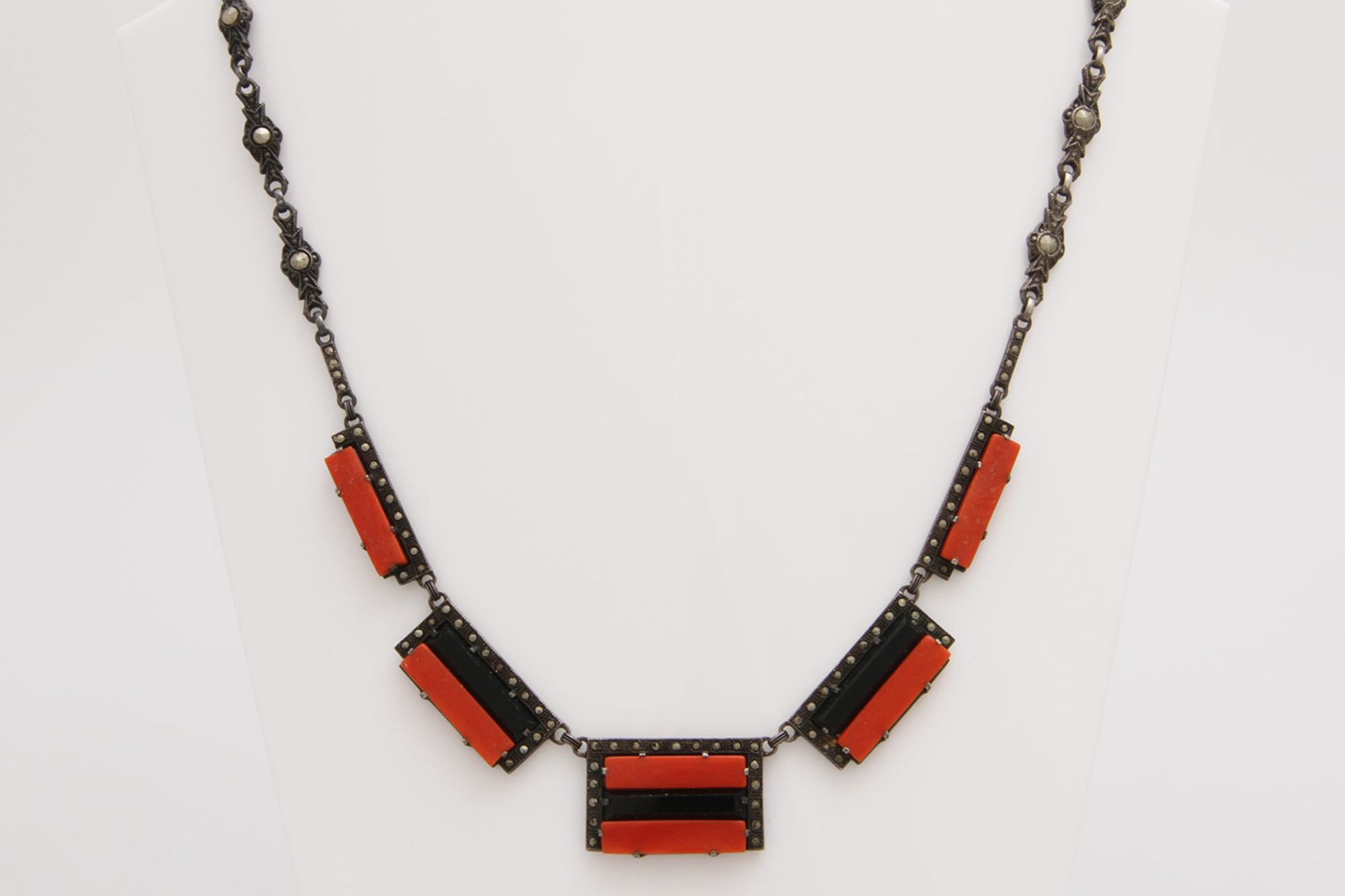 ART DECO Collier besetzt m. Onyx, Koralle u. Markasiten. Silber. L: ca. 40cm. Leichte Tragespuren. *