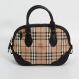 BURBERRY schöne Henkel/Umhängetasche. BESTER ERHALT!! NP ca.  1.200,-. Ellipt. Form. Canvas in