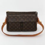 LOUIS VUITTON sportive Schultertasche. "Viva Cité, MM". Koll. 04. Klares Design, markante doppelte