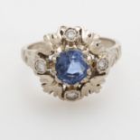 Damenring mit einem Ceylon-Safir, umgeben von vier Diam.-Brillanten zus.ca. 0,18ct, Weiß/vs, WG 14K,