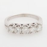 Damenring besetzt m. 5 Diam.-Brillanten zus. ca 1,5ct GETÖNTES WEIß / VVSI. WG 14K. W: ca. 59. *