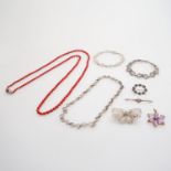 Konvolut antiker Silber- u. Modeschmuck, 8tlg.: 1 Collier aus Korallenelementen, L: ca. 82cm, 3