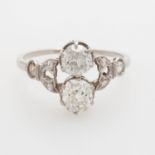 Damenring mit zwei Altschliff-Diamanten, zus.c.a 1ct, 6 Diamantrosen, Platin mit Goldlegierung,