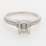 Damenring mit einem Diamant im Smaragd-Schliff (Emerald Cut) 1.31cts LEICHT GET. WEISS (I)/VVSI 1 (