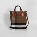 BURBERRY lässiger City-Shopper mit Pochette. NP ca.  500,-. SEHR SCHÖNER ERHALT!! Beutelform mit