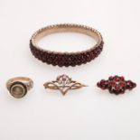 Konvolut Antikschmuck, 4tlg.: 1 Armreif u. 1 Brosche mit Granatbesatz, 1 Ring m. kl. Fotografie u.