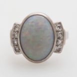 Damenring mit Edelopal, seitlich acht Achtkant-Diamanten zus.ca. 0,2ct, leicht get. Weiß-get. Weiß/