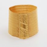 Armband mit fein strukturierter Oberfläche, Schließe mit Ziergravur. GG 22K. L: ca. 18cm, B: ca.