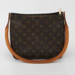 LOUIS VUITTON hübsche Schultertasche. "Looping PM". Koll. 03. Klares Design, typischer gepolsteter