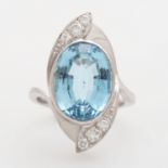 Damenring in Navetteform, besetzt mit einem ovalfacettierten Aquamarin ca. 8,4ct, symmetrisch