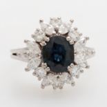 Klassischer Safirring, besetzt mit antik facettierten Safir ca. 1,8ct, entouriert von 10 Diamant-