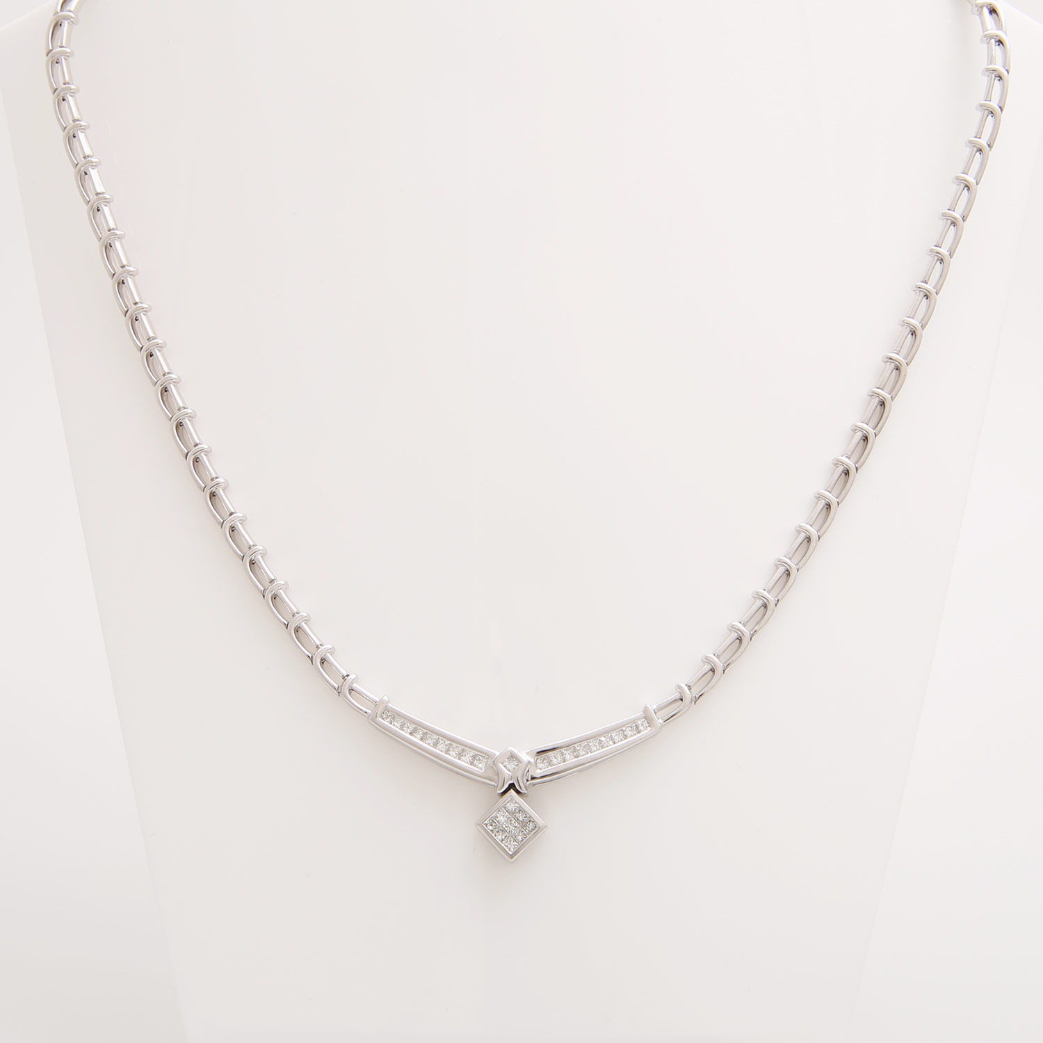 Diamant-Collier, Mittelteil ausgefasst mit 27 Diamanten im Princess-Schliff zus.ca. 1ct, leicht get.