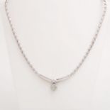 Diamant-Collier, Mittelteil ausgefasst mit 27 Diamanten im Princess-Schliff zus.ca. 1ct, leicht get.