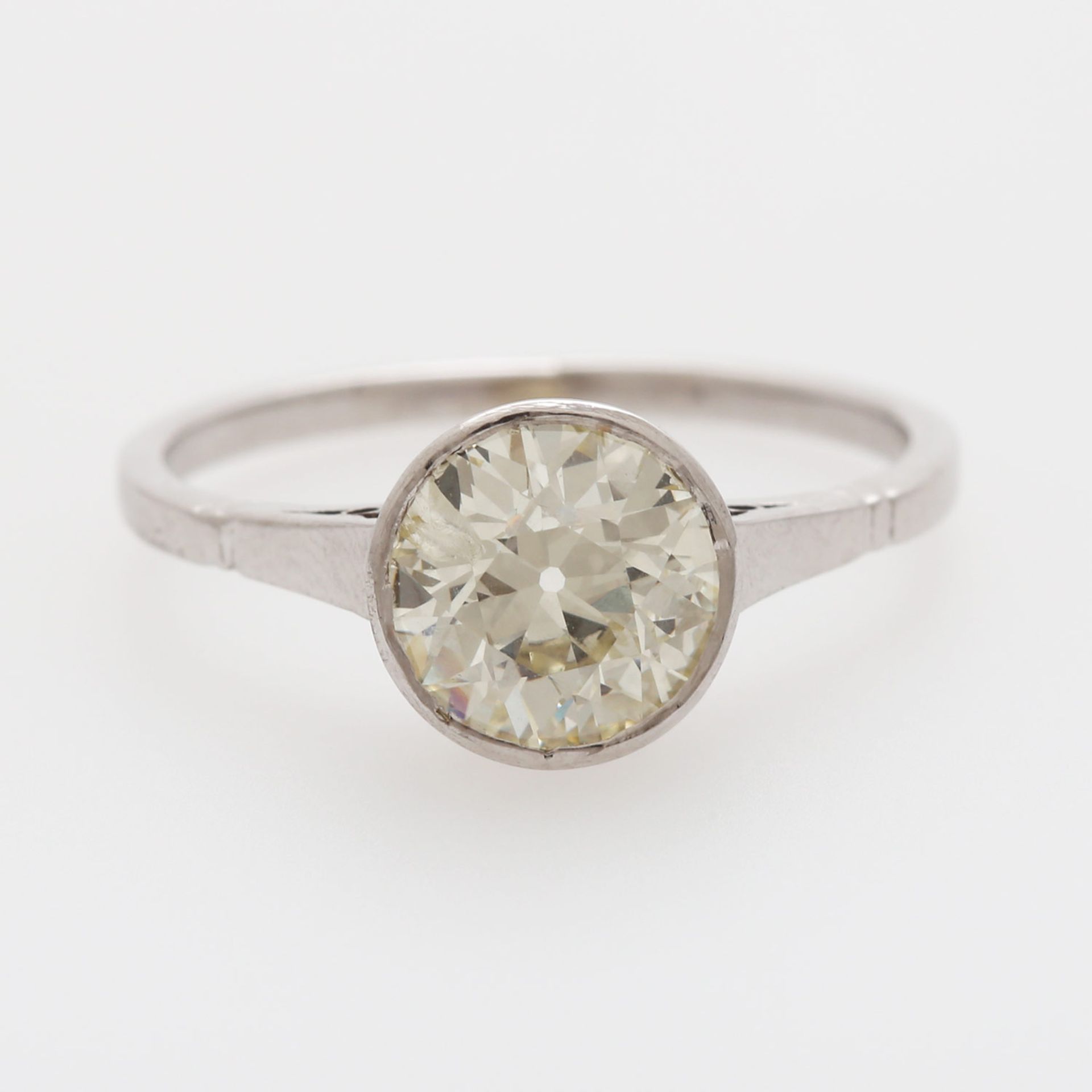 Solitärring mit 1 Altschliffdiamant; ca. 1,8ct, get. Weiß-Getönt/vs, Kerbe am [...]