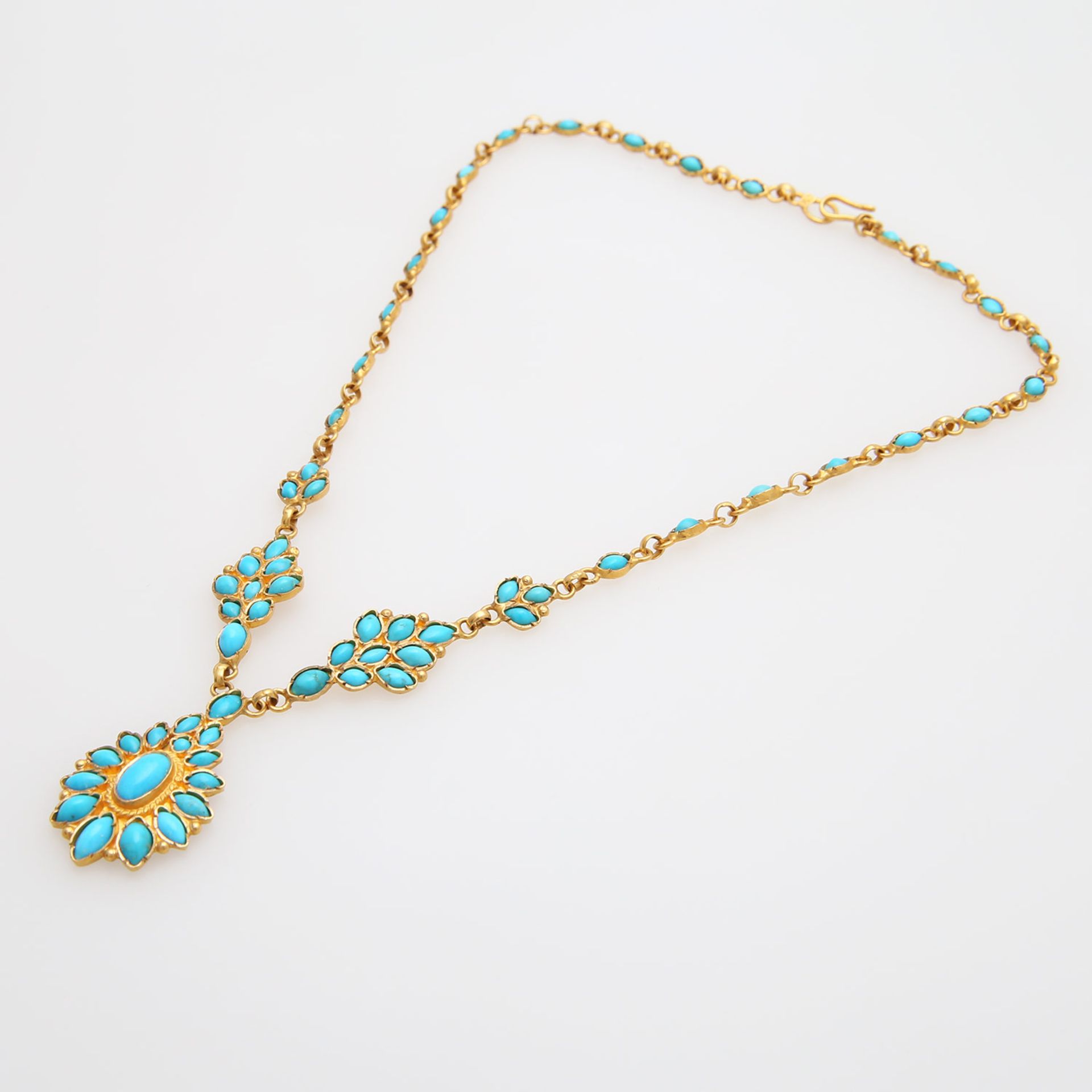 Collier besetzt m. Türkiscabochons in verschiedenen Größen, zentraler, [...]