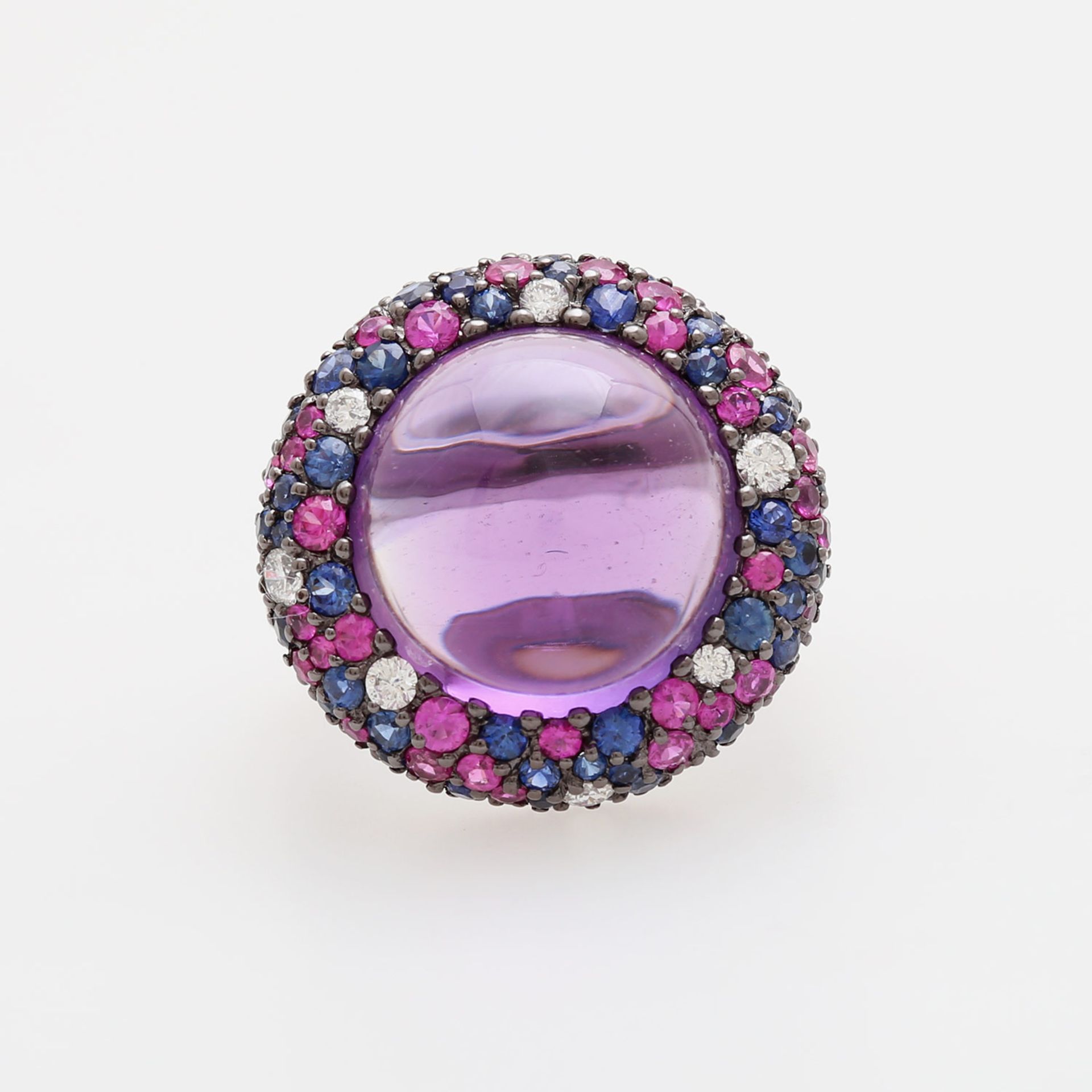 Damenring besetzt m. einem Amethyst-Cabochon (ca. 14mm) umgeben von Diam.-Brillanten zus. ca. 0,