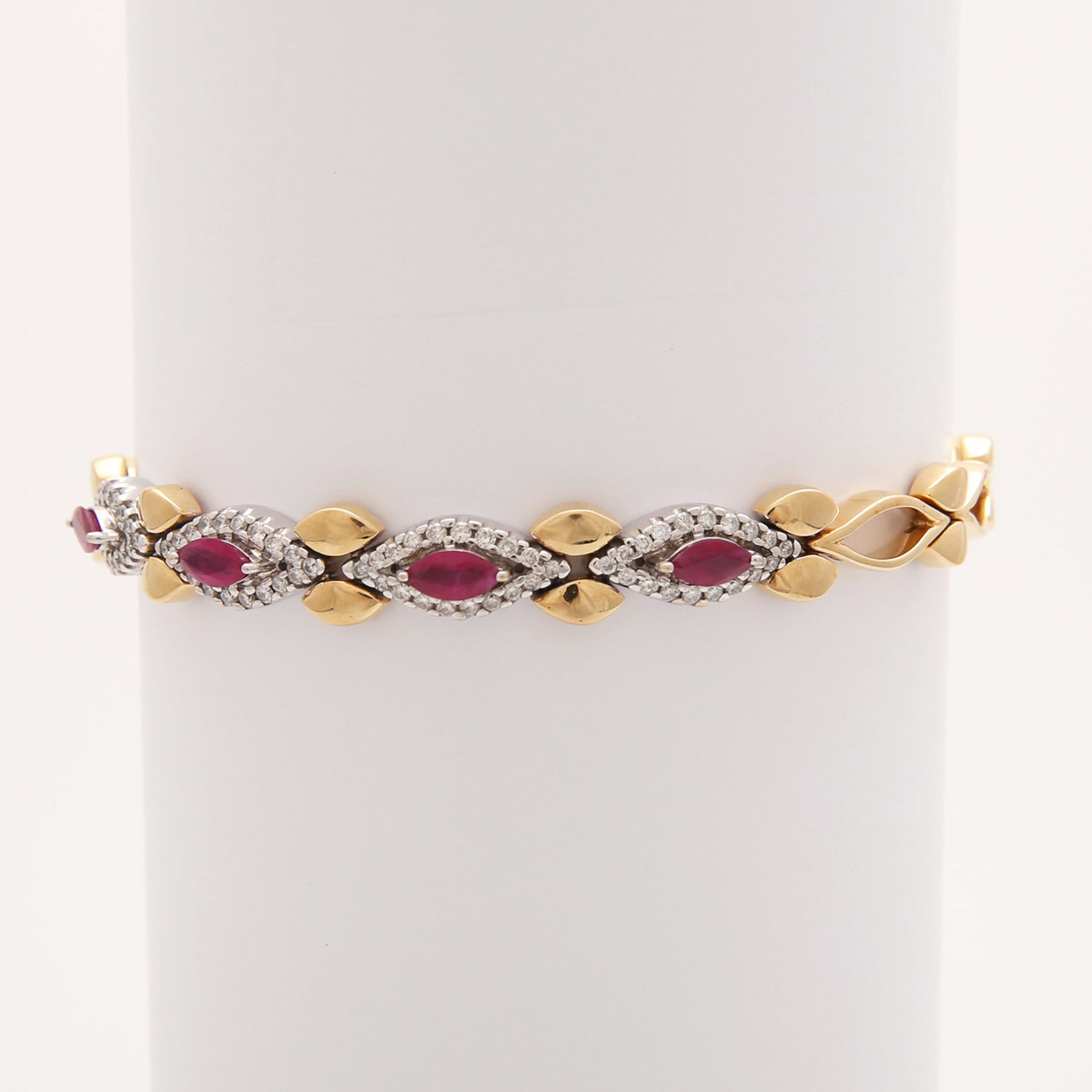 Armband mit Rubinen und Diamanten, Rubine von zus ca. 1,22 ct., Diamanten von zus. ca. 0.62 ct., 18K