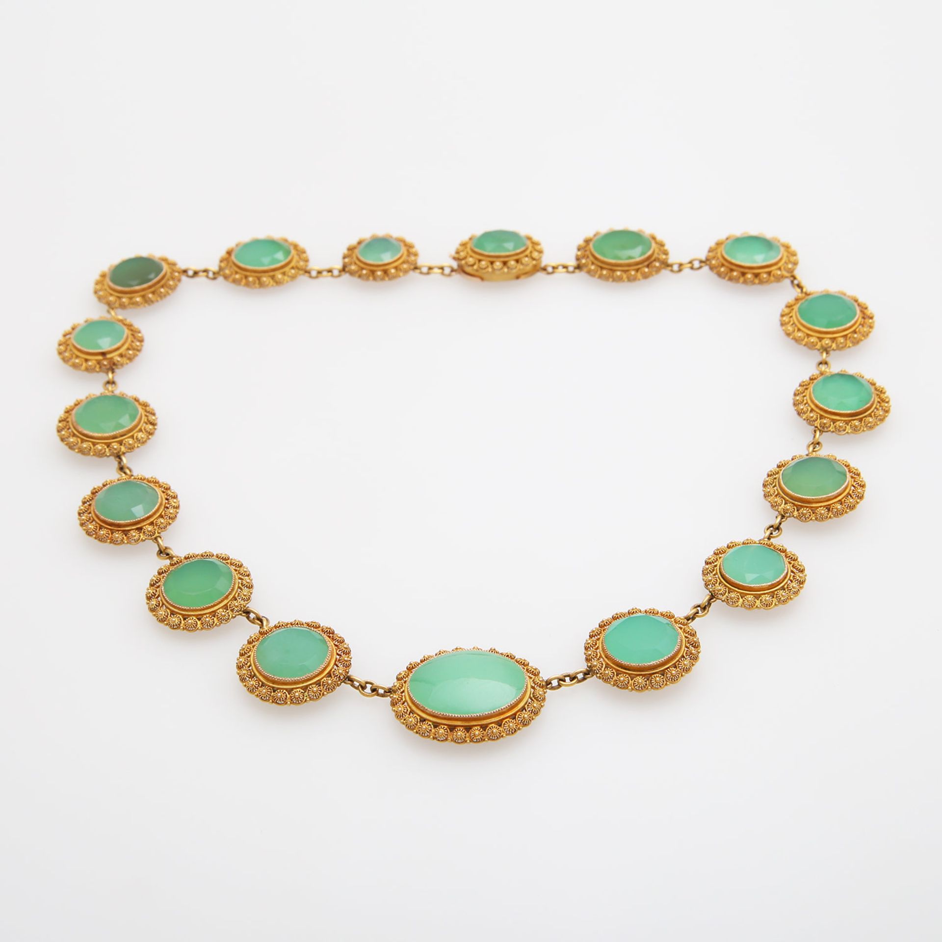 Collier besetzt m. 17 Chrysoprasen im Verlauf (8-14 x 17,5mm), umgeben von filigranen