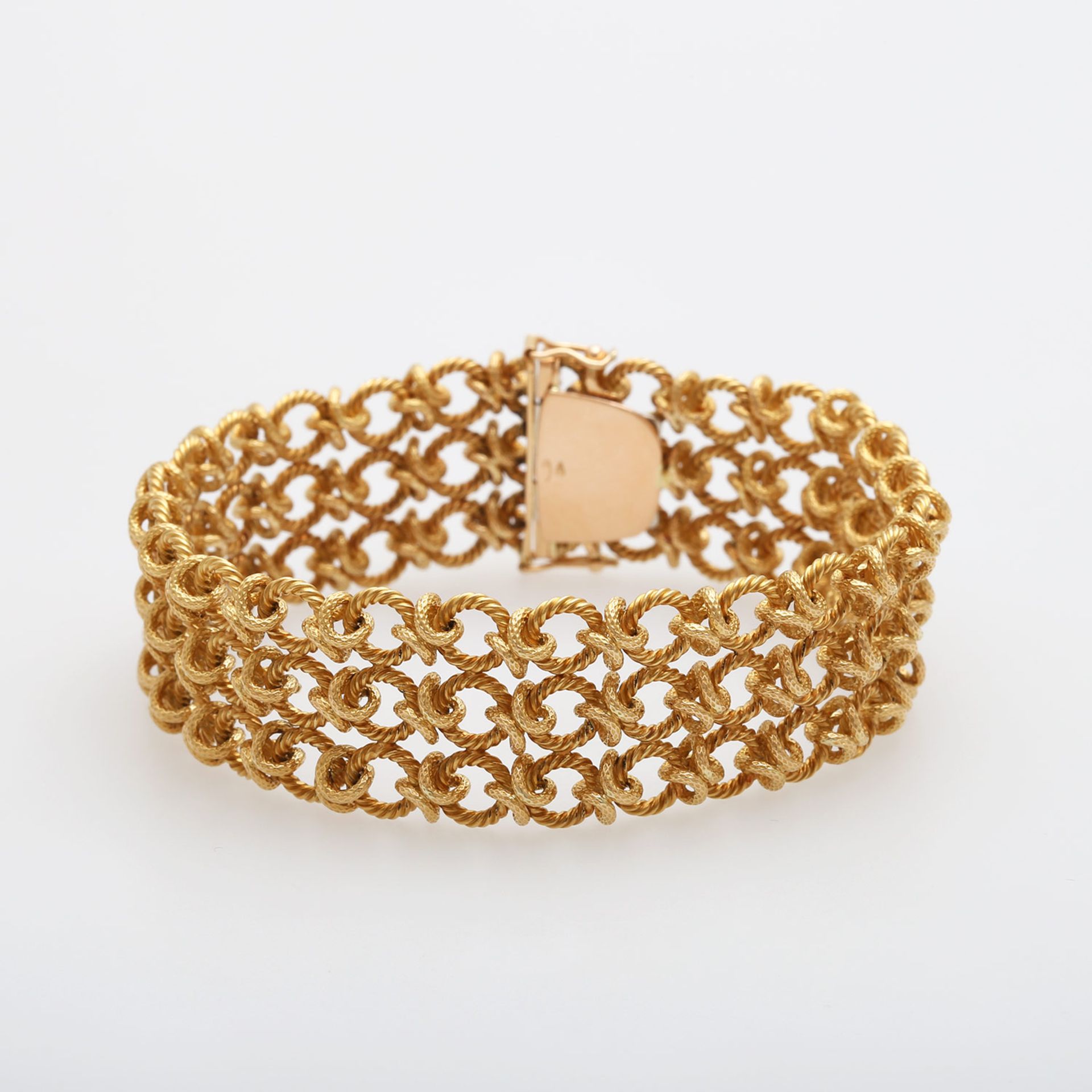 Armband aus strukturierten Gliedern in GG 18K. L: ca. 20cm, B: ca. 2,1cm. * Leg. 750/000 * Gew. 67,4