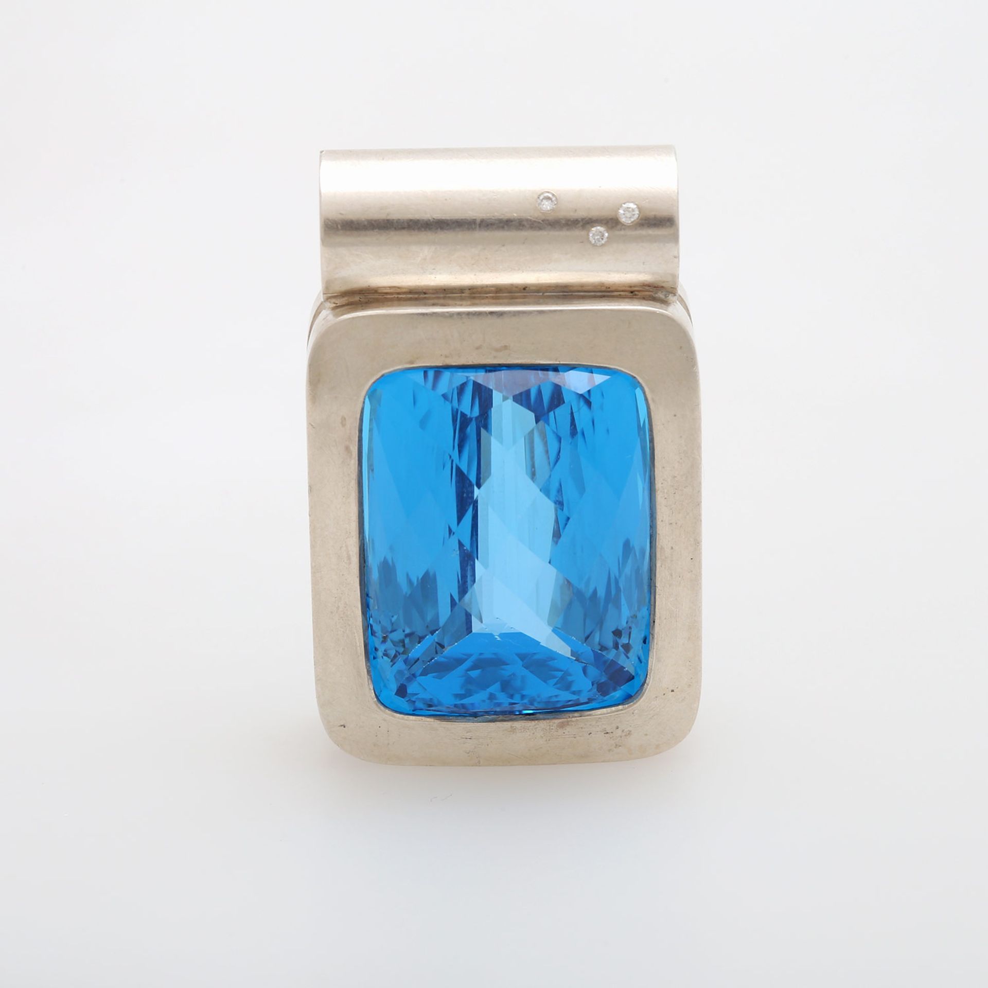 Anhänger mit einem Blautopas (behandelt), ca. 80ct; fac. Rechteck-Kissenschliff, min. bestoßen in