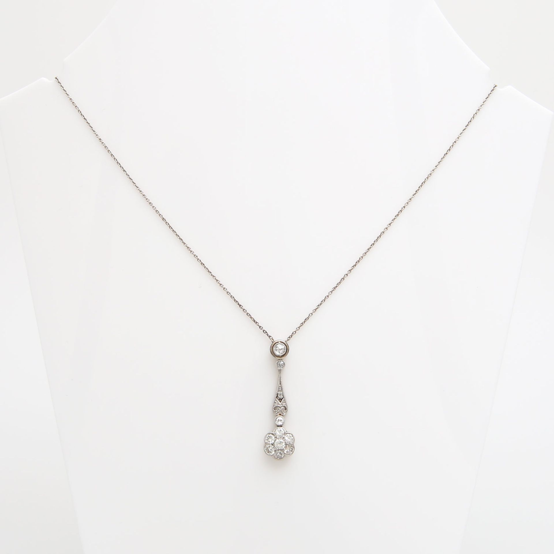 Feines Art Déco Collier mit Diamanten, 10 Diamanten in verschiedenen Schliffen, WG 14K mit Platin