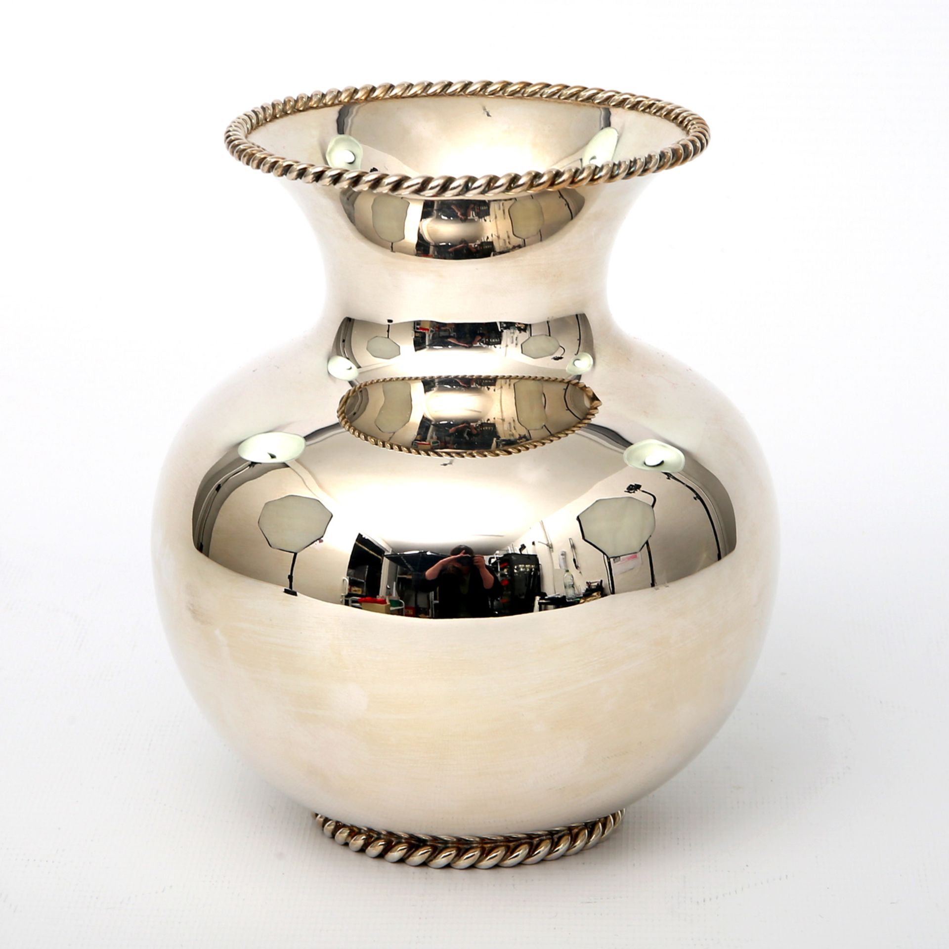 ROBBE & BERKING Vase, 21.Jh. glatter Korpus auf rundem Stand mit Kordelrand, H. ca. 16cm, Marken: '