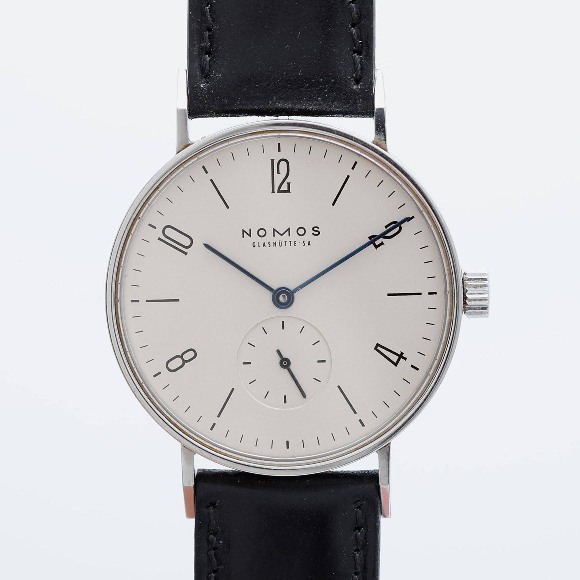 NOMOS Herrenuhr "Tangente". Gehäuse Edelstahl. Handaufzugwerk. Geh.-Nr.: 18135. Neues Lederband