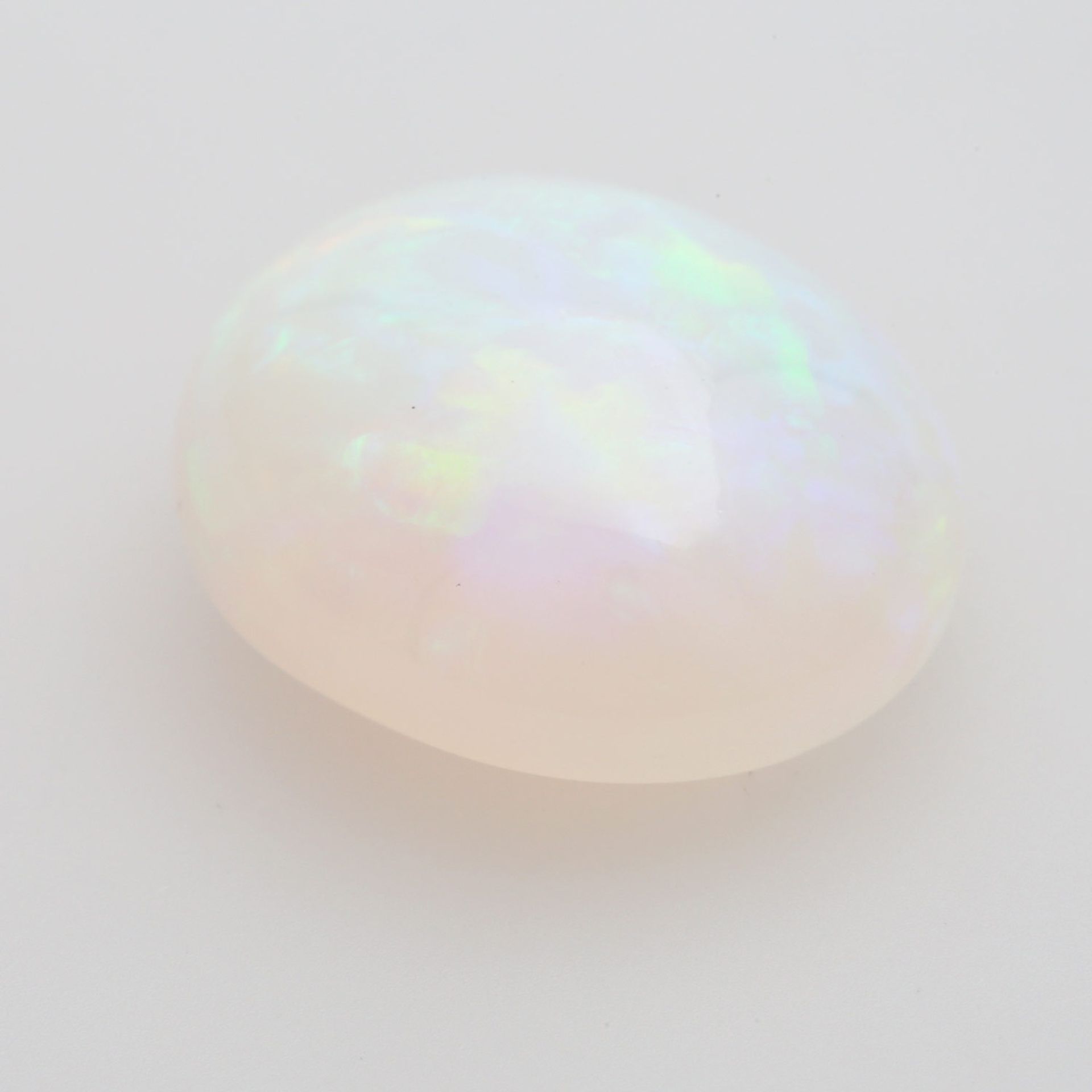 1 loser Opal 11,03ct im Cabochonschliff in Weiß bis leicht Orange (lt. Expertise), interessantes