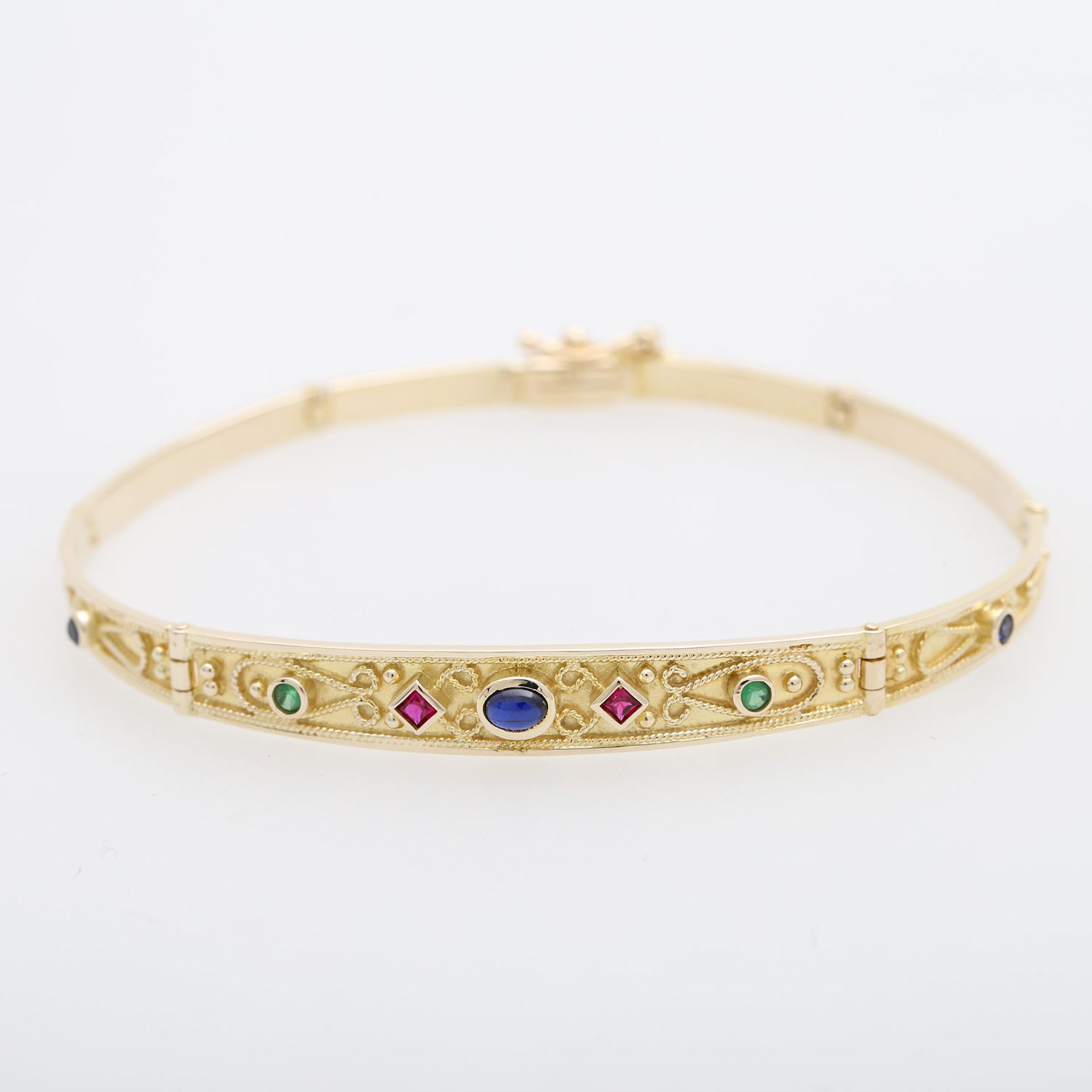 Zierliches Armband ausgefasst mit Farbsteinen in GG 14K. WbW: ca. 580.-. L: ca. 18cm. * Leg. 585/