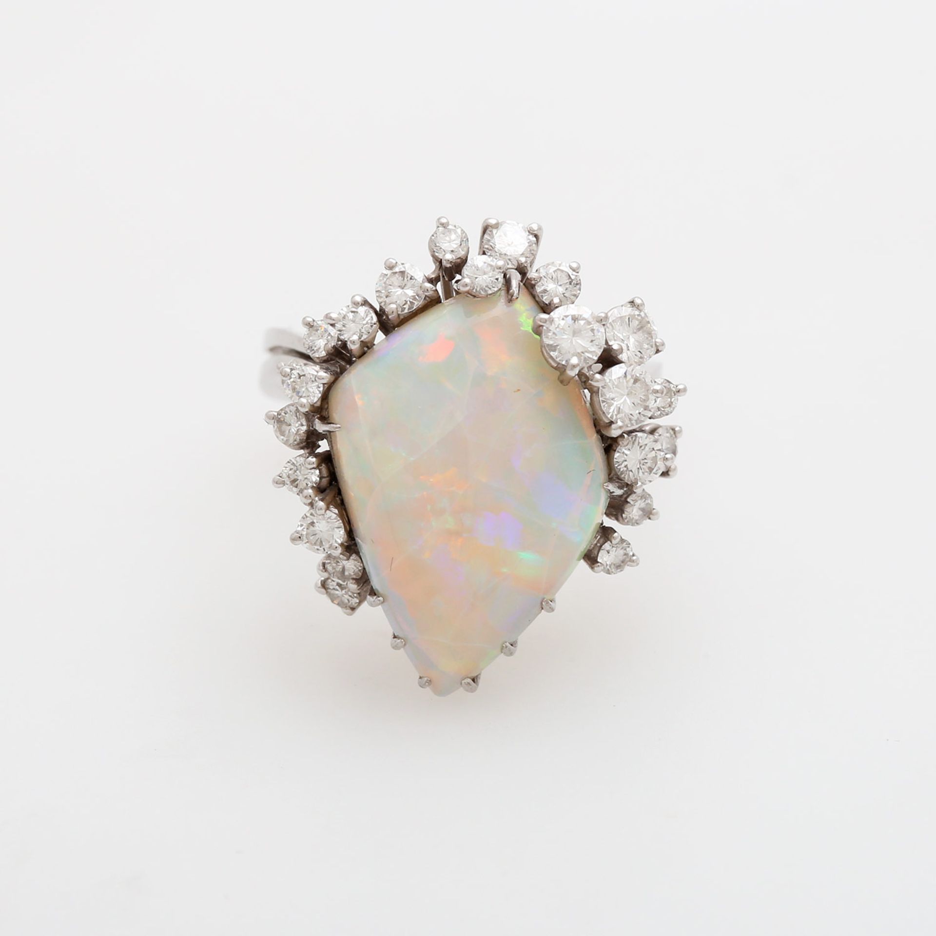 Damenring besetzt m. einem Opal 5,62ct sowie Diam.-Brillanten zus. ca. 0,92ct FEINES WEIß / IF (