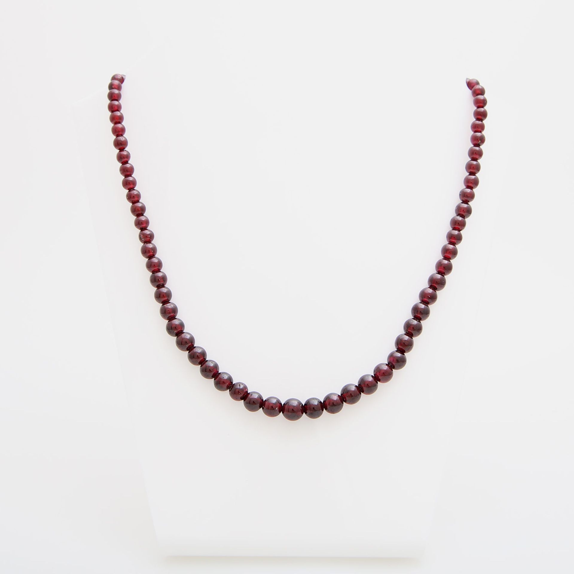 Collier aus Granatkugeln im Verlauf (ca. 3,5-7mm), Federring GG 8K. L: ca. 48,5cm. Tragespuren,