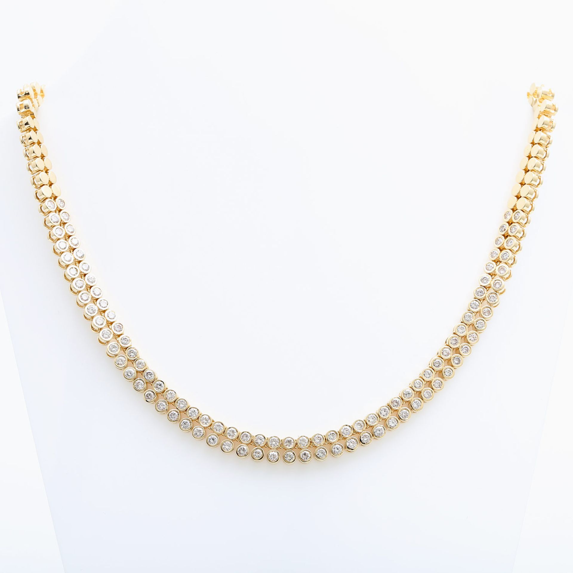 Collier, mittig besetzt mit 100 Brillanten zus. ca. 5 ct, GETÖNT (M)/ SI. GG 14 K.Länge ca. 41,5 cm.