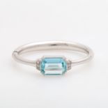 Armreif besetzt mit einem fac. Aquamarin ca. 12 ct, sowie seitlich je drei Brillanten zus. ca. 0,